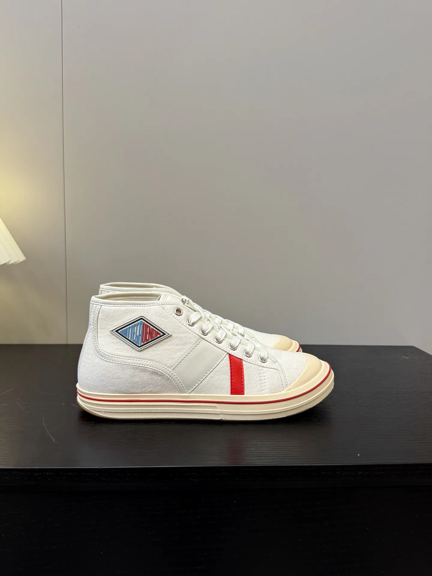 👟👟Ex-factory price 480👟👟 (Men’s size +1️⃣0️⃣) BVOrbit’s latest 2025 catwalk model, developed 1:1 from the original board, classic color matching elements! This is the biggest highlight of this shoe, eye-catching but not exaggerated design, super cool for daily use, super versatile whether paired with pants, sweaters or skirts, looks good no matter how you wear it, the more you look at it, the more you like it ❗️ Outsole: Original outsole Color: 4 colors Size: Female 35-40 Male 39-44